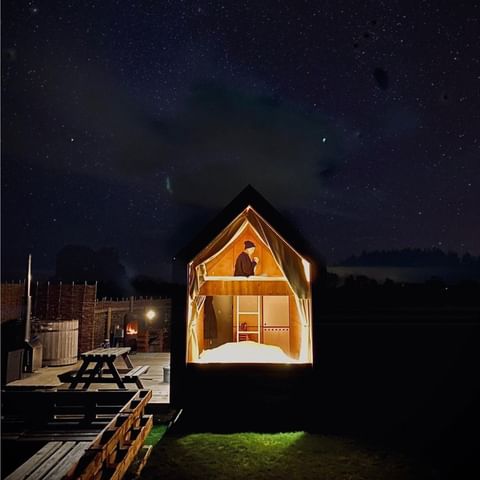 Diving into a weekend fairytale ✨  . 📷 Emma Thrace  📍 Lee Wick Farm Cottages & Glamping  . . . #lushnacabin #glamping #glampingcabins #cabindesign #cabinweekend #retreats #cabinlove  #natureresort #greatoutdoor #sustainablegetaways #socialdistancingtravel #arhitecturaldesign #woodworking #weekendstory #fairytaleweekend